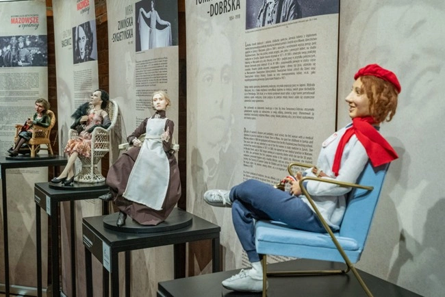Wystawa lalek artystycznych w radomskim skansenie