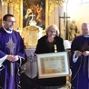 Laureatka z ks. kanclerzem Adamem Bieńkiem (L) i ks. proboszczem Jerzym Pytraczykiem (P).