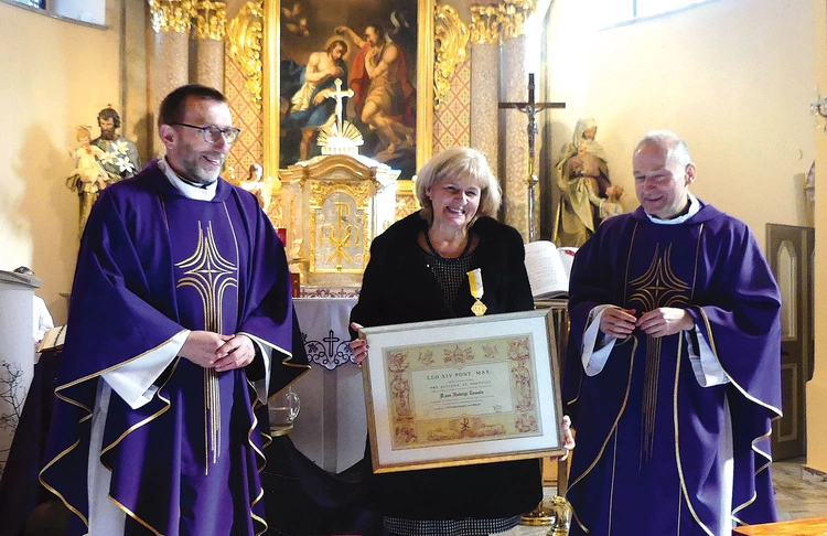 Laureatka z ks. kanclerzem Adamem Bieńkiem (L) i ks. proboszczem Jerzym Pytraczykiem (P).