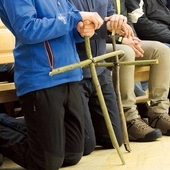 – Idę po ciszę, po koniec komfortu, po prawdę – mówią pątnicy Drogi Krzyżowej w terenie.