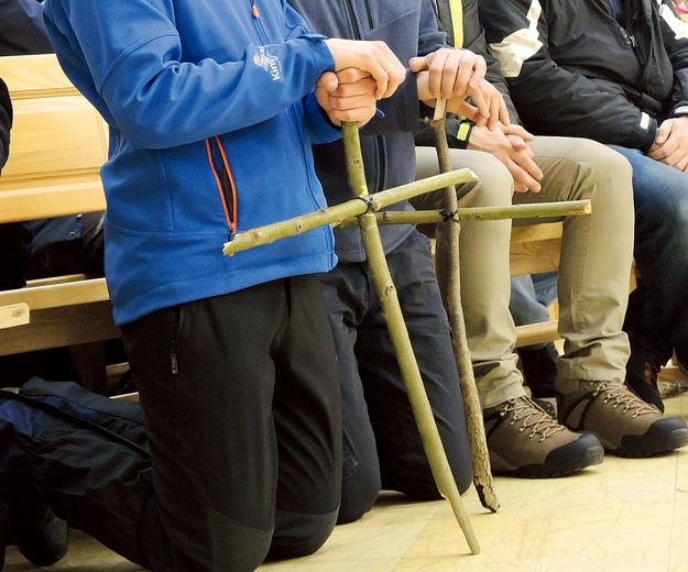 – Idę po ciszę, po koniec komfortu, po prawdę – mówią pątnicy Drogi Krzyżowej w terenie.