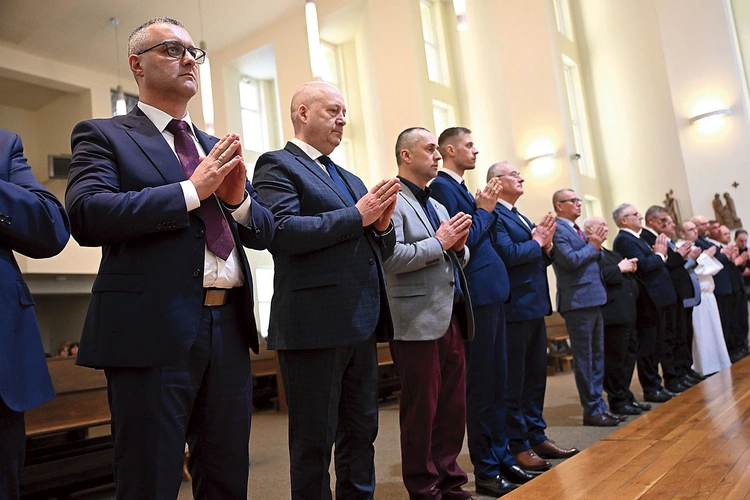 Kandydaci do akolitatu na chwilę przed otrzymaniem posługi.