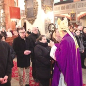 Moment błogosławieństwa umacniającego ich na najbliższe tygodnie walki duchowej.