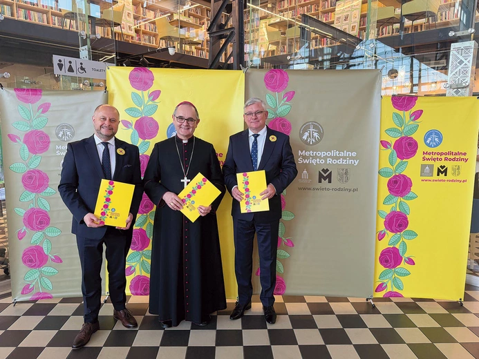 Konferencja zapowiadająca obchody odbyła się w Stacji Biblioteka w Rudzie Śląskiej-Chebziu. Na zdjęciu (od lewej): Michał Pierończyk, prezydent Rudy Śląskiej i koordynator Metropolitalnego Święta Rodziny, abp Andrzej Przybylski, metropolita katowicki, oraz Igor Śmietański, wiceprzewodniczący Zarządu Górnośląsko-Zagłębiowskiej Metropolii.