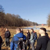 Leśnymi drogami pielgrzymi przeszli ponad 10 kilometrów.