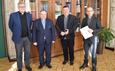 Podpisanie stosownych dokumentów przekazania świątyni odbyło się w Kurii Metropolitalnej w Katowicach, a w spotkaniu uczestniczyli (od lewej): ks. Andrzej Kumor, oficjał Sądu Metropolitalnego w Katowicach, ks. Taras Yavorsky, duszpasterz greckokatolickiej wspólnoty, ks. Maciej Kuś, proboszcz ex currendo parafii św. św. Cyryla i Metodego na Załęskiej Hałdzie, i ks. Tomasz Wojtal, kanclerz Kurii Metropolitalnej w Katowicach.