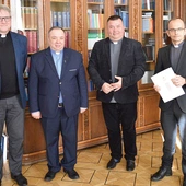 Podpisanie stosownych dokumentów przekazania świątyni odbyło się w Kurii Metropolitalnej w Katowicach, a w spotkaniu uczestniczyli (od lewej): ks. Andrzej Kumor, oficjał Sądu Metropolitalnego w Katowicach, ks. Taras Yavorsky, duszpasterz greckokatolickiej wspólnoty, ks. Maciej Kuś, proboszcz ex currendo parafii św. św. Cyryla i Metodego na Załęskiej Hałdzie, i ks. Tomasz Wojtal, kanclerz Kurii Metropolitalnej w Katowicach.