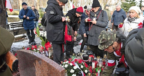 Po uroczystości na grobach bohaterów pojawiły się kwiaty i znicze. 