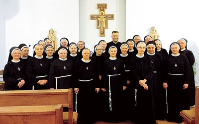 Siostry podkreślają, że franciszkańska droga prostoty, modlitwy i służby drugiemu człowiekowi pozostaje aktualnym wezwaniem także dla współczesnego świata.