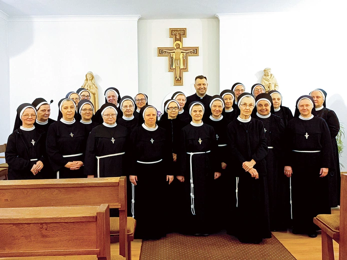 Siostry podkreślają, że franciszkańska droga prostoty, modlitwy i służby drugiemu człowiekowi pozostaje aktualnym wezwaniem także dla współczesnego świata.