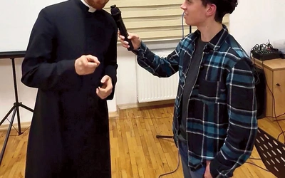  Nastolatek rozmawiający z ks. Emilem Dudkiem w czasie wydarzenia. 