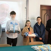 Nagrody laureatom i wyróżnionym wręczał bp Marek Solarczyk.