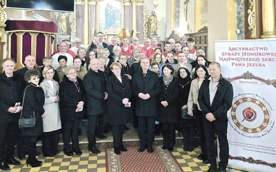 Wśród 54 członków ASHNSPJ są kapłani – proboszcz ks. Andrzej Papież i ks. Czesław Bachula, nie brak szafarzy, lektorów, dziewcząt z DSM, małżeństw, a nawet całych rodzin.