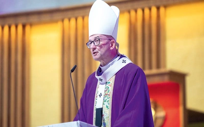 Arcybiskup wskazuje,  że obecne wydarzenia na arenie międzynarodowej wymagają czegoś więcej niż tylko biernego śledzenia wiadomości.