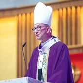 Arcybiskup wskazuje,  że obecne wydarzenia na arenie międzynarodowej wymagają czegoś więcej niż tylko biernego śledzenia wiadomości.