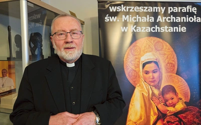 Ks. Szczęsny na tle wizerunku Matki Wielkiego Stepu.