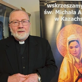 Ks. Szczęsny na tle wizerunku Matki Wielkiego Stepu.