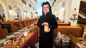 S. Kujawska prezentuje wyroby wykonane przez betlejemskich chrześcijan.