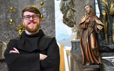 Na czas jubileuszu w kościele wystawiona jest figura świętego i jego relikwie. – Nabożeństwa w trzecie soboty miesiąca to czas wspólnego zatrzymania się nad duchowością Biedaczyny z Asyżu i zaczerpnięcia z jego dziedzictwa pokoju i dobra – zaprasza o. Ewaryst. 