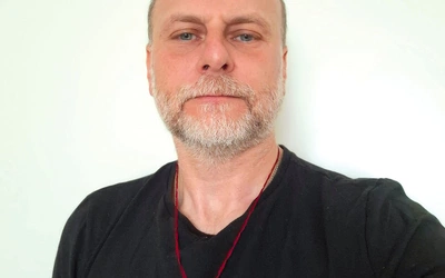  – Noszę szkaplerz od lat i czuję, że mnie chroni. Mając go na sobie, rozmyślam o męce Pana Jezusa codziennie, tak jak codziennie On za mnie umiera. Przez krzyż przychodzi cierpienie, ale też miłosierdzie i ogrom łask – mówi Dariusz Kukawski.