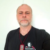  – Noszę szkaplerz od lat i czuję, że mnie chroni. Mając go na sobie, rozmyślam o męce Pana Jezusa codziennie, tak jak codziennie On za mnie umiera. Przez krzyż przychodzi cierpienie, ale też miłosierdzie i ogrom łask – mówi Dariusz Kukawski.