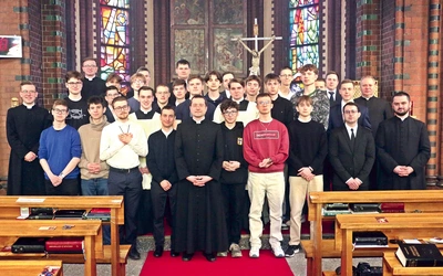 Grupa 16 chłopaków stworzyła wspólnotę braterstwa.