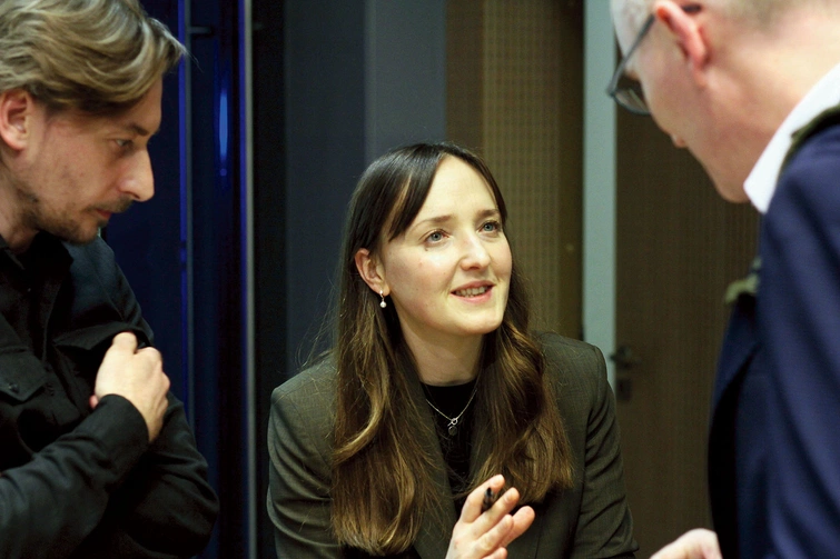 Tetiana Kolesnychenko, Maciej Stanik (z lewej) w rozmowie z dr Piotrem Stankiem z Centralnego Muzeum Jeńców Wojennych w Opolu.