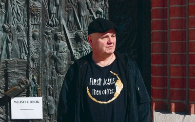 Opolski twórca przed drzwiami opolskiej katedry.