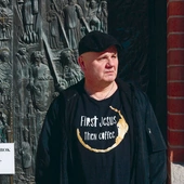 Opolski twórca przed drzwiami opolskiej katedry.