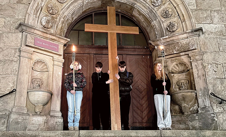 W tym roku rozważania dotykały grzechu wzroku. – Grzech oczu zaczyna się od obojętności, od patrzenia bez odpowiedzialności. To, na co patrzymy, wchodzi do naszego serca – mówił ks. Paweł Szumowski.