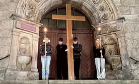 W tym roku rozważania dotykały grzechu wzroku. – Grzech oczu zaczyna się od obojętności, od patrzenia bez odpowiedzialności. To, na co patrzymy, wchodzi do naszego serca – mówił ks. Paweł Szumowski.