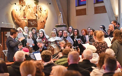 Na zakończenie 50 uczestników zaprosiło mieszkańców parafii i miasta do wspólnej modlitwy.