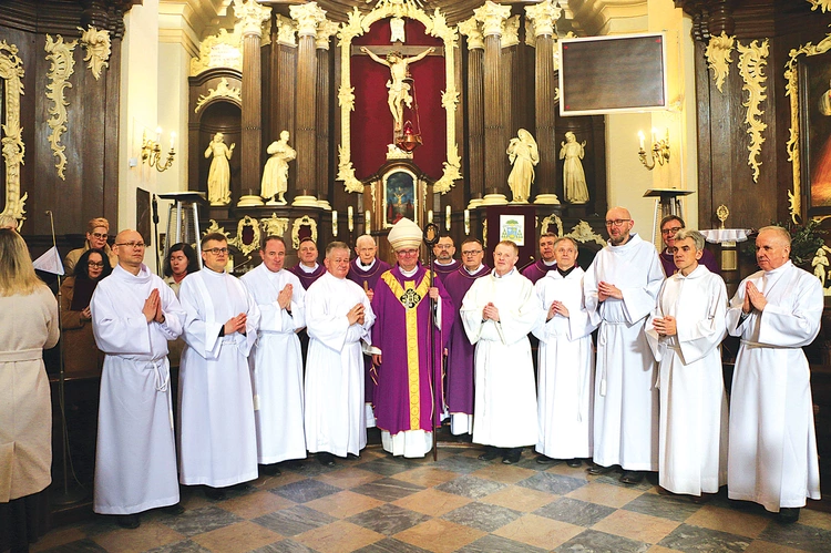 Panowie pochodzą z parafii św. Stanisława Kostki w Rypinie, św. Zygmunta w Płocku, św. Marcina w Słupnie, Świętego Krzyża w Płocku, Narodzenia NMP w Popowie Kościelnym, św. Anny w Serocku, św. Apolonii w Borkowie oraz św. Maksymiliana Marii Kolbego w Modlinie Starym i w Płocku.