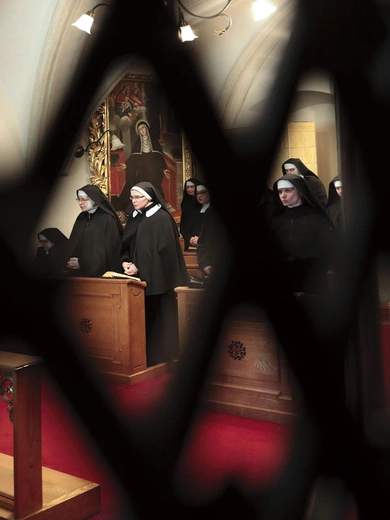 Krakowskie klaryski podczas modlitwy południowej w klasztornej kaplicy.