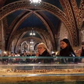 Odbudowywanie Kościoła Franciszek zaczął od przemiany siebie. To wskazówka dla jego czcicieli i naśladowców, którzy tłumnie przybywają do Asyżu, aby uczcić jego relikwie.