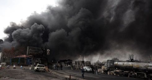 Kłeby czarnego dymu nad Teheranem