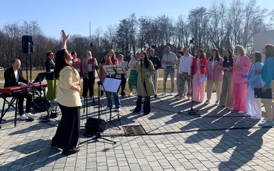 Chór "Skrzydła" zaśpiewał dla pacjentów głogowskiego hospicjum