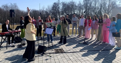 Chór "Skrzydła" zaśpiewał dla pacjentów głogowskiego hospicjum