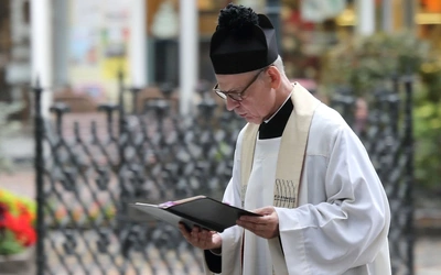 Strój wymowny. Sutanna – świadectwo wiary czy niepotrzebny dystans?