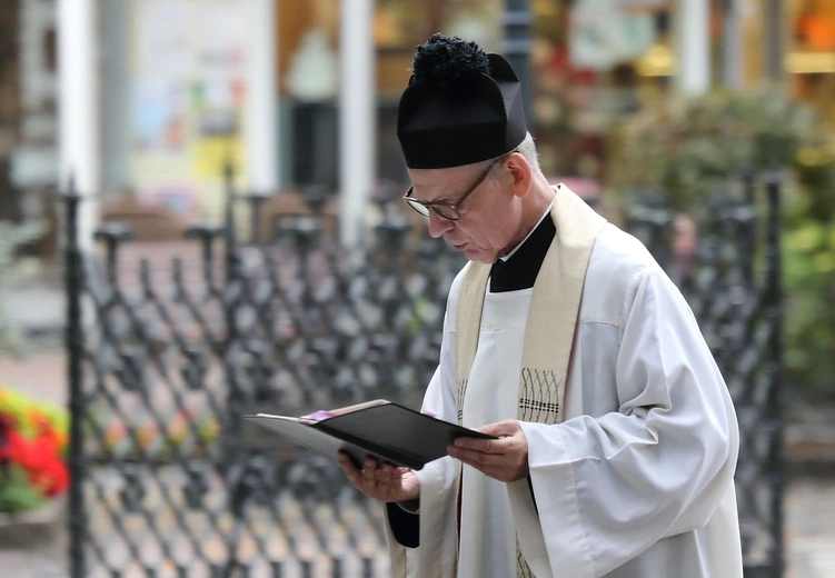 Strój wymowny. Sutanna – świadectwo wiary czy niepotrzebny dystans?