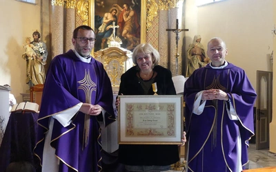 Jadwiga Tomala z ks. kanclerzem Adamem Bieńkiem (L) i ks. proboszczem Jerzym Pytraczykiem (P).