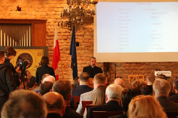 Płock. Konferencja poświęcona pracom konserwatorskim na Wzgórzu Tumskim 