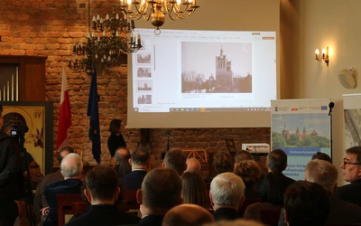 Płock. Konferencja poświęcona pracom konserwatorskim na Wzgórzu Tumskim 