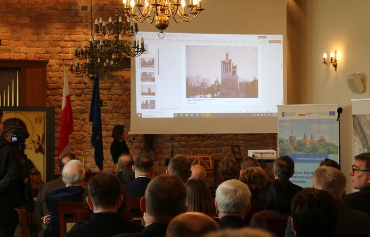 Płock. Konferencja poświęcona pracom konserwatorskim na Wzgórzu Tumskim 