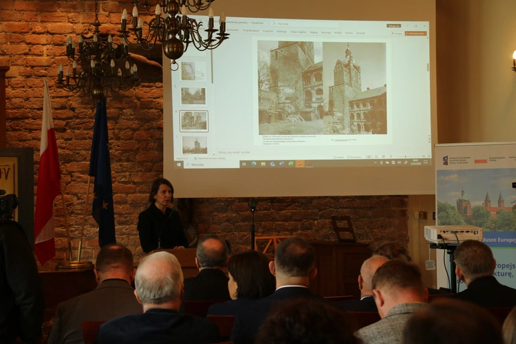 Płock. Konferencja poświęcona pracom konserwatorskim na Wzgórzu Tumskim 