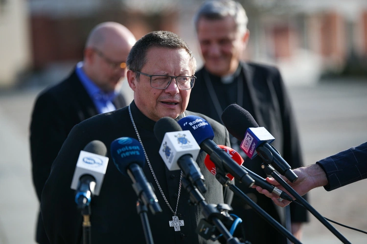 Kard. Ryś przed otwarciem synodu