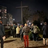 W ciszy przeszli przez miasto. Nocna Indywidualna Droga Krzyżowa