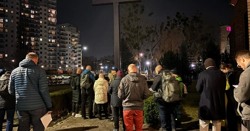 W ciszy przeszli przez miasto. Nocna Indywidualna Droga Krzyżowa