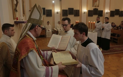 Płock. Z Pismem Świętym w dłoni