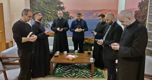 Duchowość synodalna księdza. To taka, która uczy iść razem w Kościele